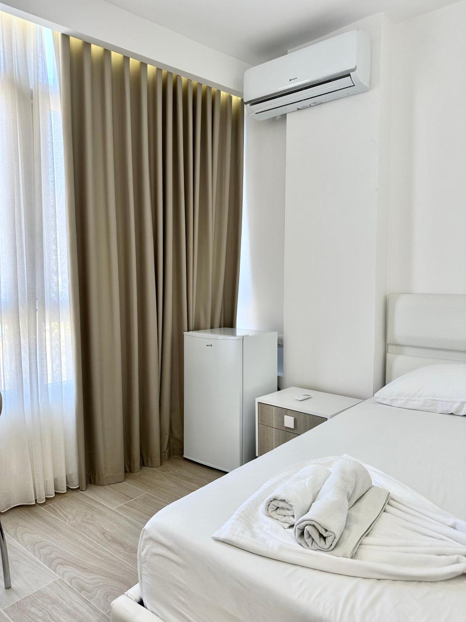 Al Mare Rooms Sarandë Exteriör bild