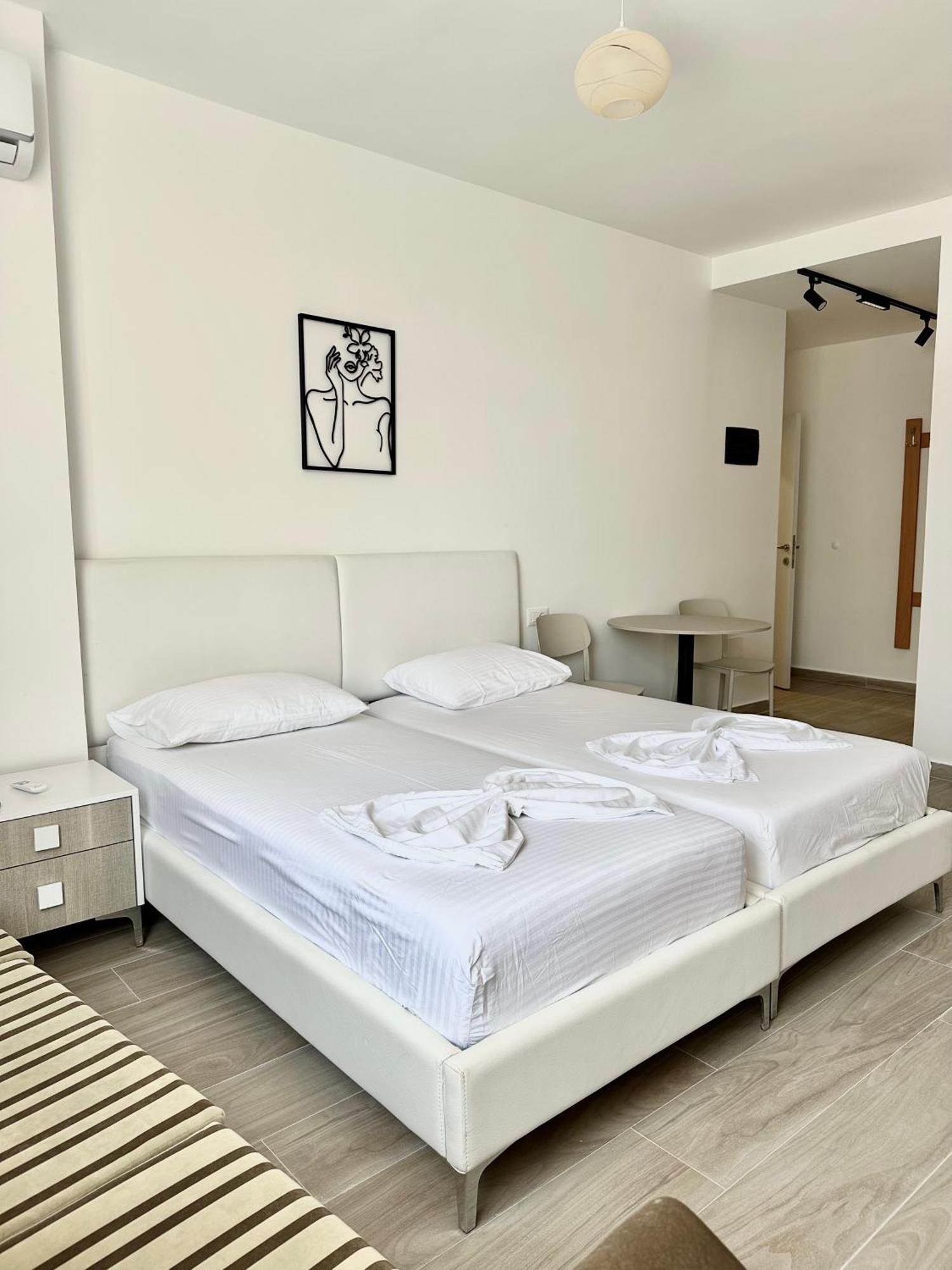 Al Mare Rooms Sarandë Exteriör bild