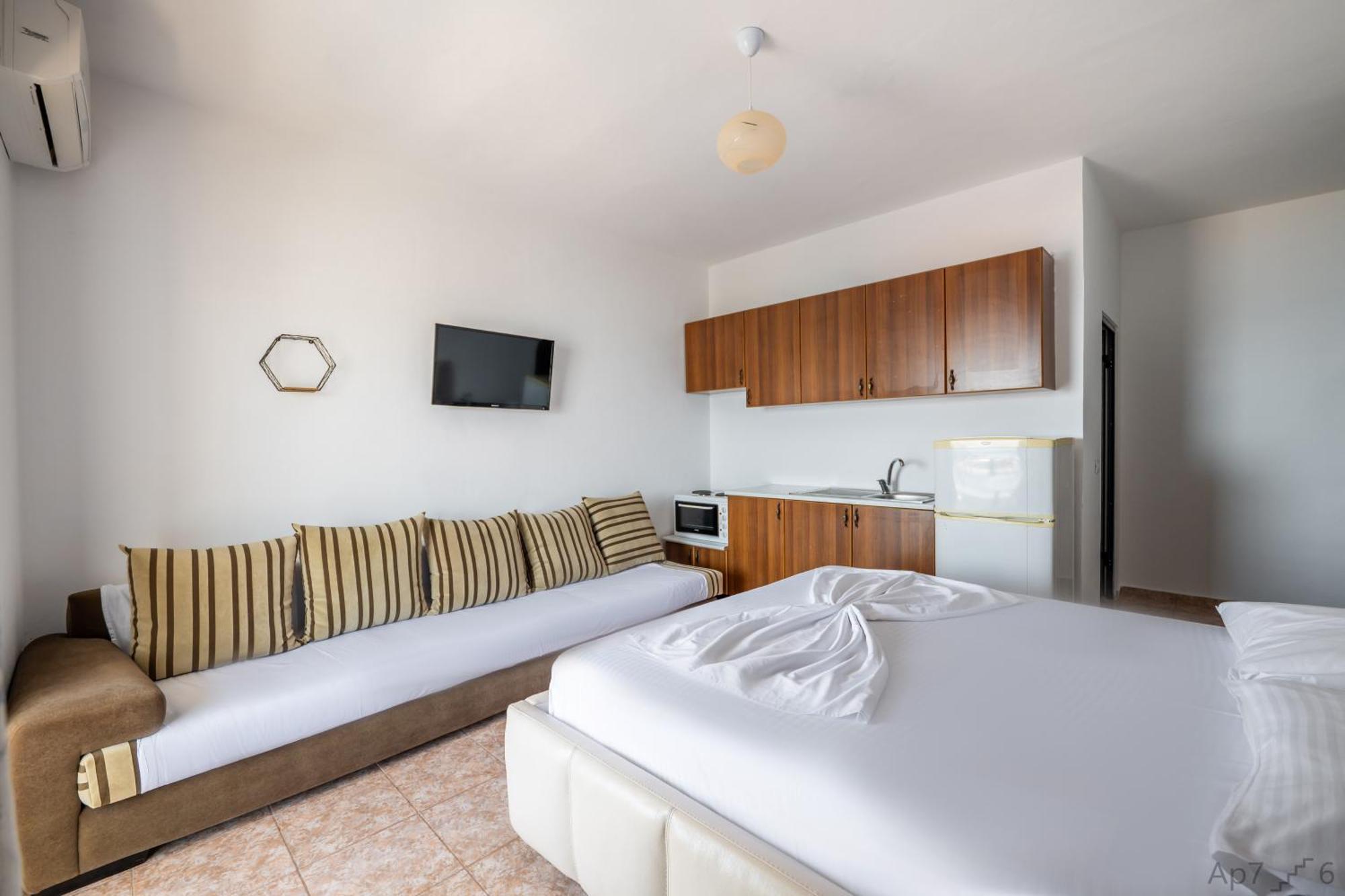 Al Mare Rooms Sarandë Exteriör bild